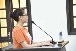 Bị cáo Phan Cẩm Hằng tại tòa