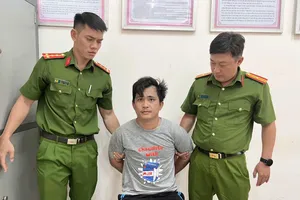 Đối tượng Bùi Minh Lợi bị lực lượng công an bắt giữ. Ảnh: MINH ĐƯƠNG