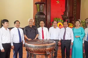 Cà Mau: Tiếp nhận trống đồng tại Khu tưởng niệm Chủ tịch Hồ Chí Minh