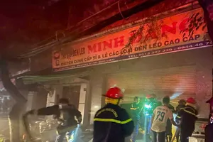 Cà Mau: Lửa thiêu rụi cửa hàng bán đồ điện