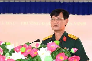 Đại tá Lê Quang Luật phát biểu tại buổi lễ khai giảng. Ảnh: VĂN ĐÔNG