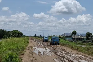 Đê biển Đông làm dang dở khiến xe vận chuyển hàng hoá gặp nhiều khó khăn.