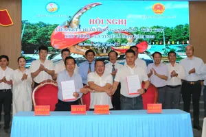 Đại diện Sở Công thương Cà Mau, Hội Thuỷ sản Việt Nam và Hiệp hội doanh nghiệp vừa và nhỏ Thành Cảnh (Trung Quốc) ký kết biên bản hợp tác, phát triển ngành cua tỉnh Cà Mau