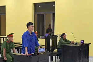 Hành hung mẹ, đâm cán bộ: Bị cáo lãnh 11 năm tù