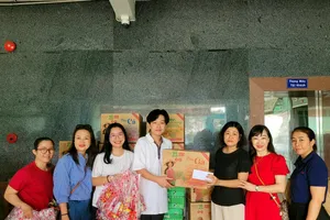 Đại diện tập thể phụ huynh, học sinh lớp 11A9 Trường THPT Lê Quý Đôn, quận 3 tặng quà tết đến Đại diện Trung tâm nuôi dưỡng trẻ em mồ côi, khuyết tật Tam Bình - TP Thủ Đức