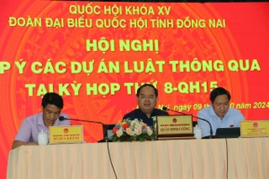 Phó Bí thư Tỉnh ủy, Trưởng đoàn Đại biểu Quốc hội tỉnh Đồng Nai Quản Minh Cường (giữa) chủ trì hội nghị