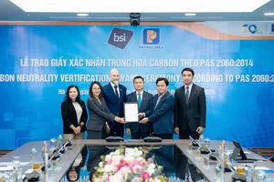 Ông Nguyễn Ngọc Tú, Phó Tổng giám đốc đại diện Petrolimex nhận giấy Xác nhận Trung hòa carbon từ đại diện Đại sứ quán Anh và Tổ chức BSI 
