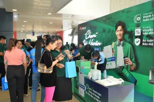 Đông đảo khách tham quan ghé thăm và trải nghiệm các dịch vụ của VPBank tại Ngày hội