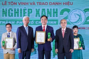 Tổng Công ty Điện lực TPHCM vinh dự nhận danh hiệu “Doanh nghiệp xanh TPHCM” năm 2024