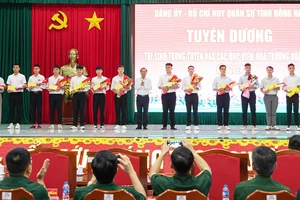  Bộ CHQS tỉnh Đồng Nai tuyên dương thí sinh trúng tuyển các học viện, nhà trường quân đội năm 2024 