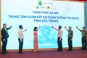 Các đại biểu thực hiện nghi thức ra mắt Trung tâm SOC Sóc Trăng