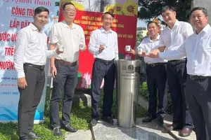 Các đại biểu uống nước tại vòi sau lễ khánh thành