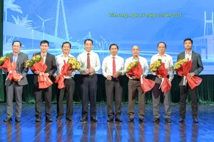Bí thư Tỉnh ủy Vĩnh Long Trần Văn Lâu và Chủ tịch UBND tỉnh Vĩnh Long Lữ Quang Ngời (thứ 3, 4 từ phải sang) tặng hoa chúc mừng các doanh nghiệp tiêu biểu
