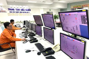 Các kỹ sư làm việc tại Trung tâm điều khiển của Nhà máy Nhiệt điện Duyên Hải 1