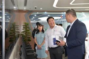 Ông Luân Quốc Hưng, Phó Tổng Giám đốc EVNHCMC (giữa), trao đổi với đối tác Intel tại buổi làm việc