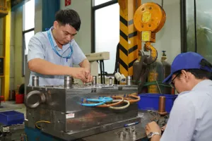 Sản xuất thiết bị phụ trợ tại Công ty TNHH CNS Amura Precision, Khu Công nghệ cao TPHCM Ảnh: HOÀNG HÙNG