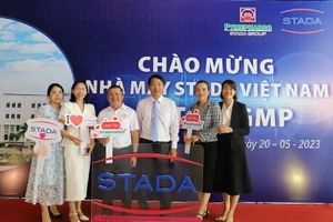 Các Khách mời chụp ảnh lưu niệm