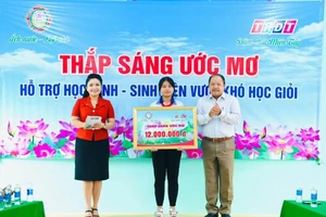 Công ty TNHH MTV XSKT Đồng Tháp trao học bổng “Thắp sáng ước mơ”