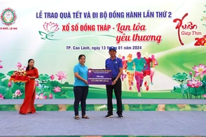 Công ty XSKT Đồng Tháp trao quà tết và đi bộ đồng hành mừng Xuân Giáp Thìn 2024 “Xổ số Đồng Tháp - Lan Tỏa Yêu thương”