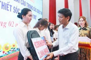 Công ty XSKT Sóc Trăng trao 397 suất học bổng khuyến học, khuyến tài “Lương Định Của” 