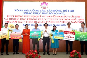 Công ty Yến Sào Khánh Hòa và Công ty Cổ phần Nước giải khát Yến sào Khánh Hòa ủng hộ Quỹ vì người nghèo hơn 1 tỷ đồng