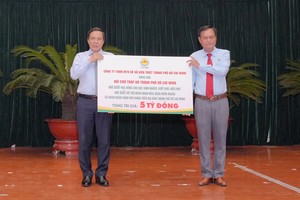 Công ty TNHH MTV Xổ số kiến thiết TPHCM và Hội Chữ thập đỏ tiếp sức cho bệnh nhân nghèo và học sinh vượt khó 