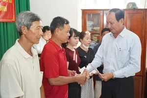 Công ty TNHH MTV XSKT Đồng Tháp trao tiền hỗ trợ các hộ dân bị thiệt hại do sạt lở đất