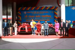 Yến sào Khánh Hòa trao thưởng cho khách hàng trúng giải xe Honda HR-V và Mercedes C300 AMG