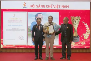 Anh hùng Lao động Hoàng Đức Thảo nhận giải thưởng “Hiệp sĩ sáng chế”