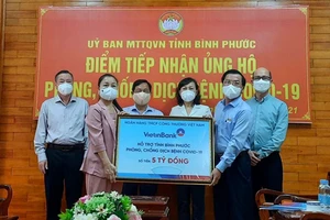 VietinBank trao 5 tỷ đồng hỗ trợ tỉnh Bình Phước phòng, chống dịch Covid-19