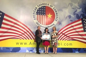 Đại diện Unilever nhận giải thưởng Trách nhiệm xã hội do AmCham trao tặng