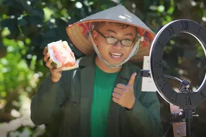 J&T Express hỗ trợ bà con livestream bán trái cây