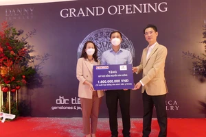 Ông Tạ Duy Hải, CEO Danny Jewelry trao bảng tượng trưng tài trợ Quỹ học bổng Nguyễn Văn Hưởng cho đại diện Báo Sài Gòn Giải Phóng và đại diện Trường Đại học Y Dược TPHCM