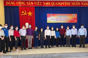 Đại điện Thành Đoàn TPHCM và đại diện VWS thăm hỏi, tặng quà cho các gia đình chính sách ở xã Quới Sơn