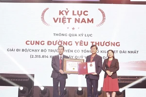 Ông Trần Đình Quân - Chủ tịch kiêm Tổng Giám đốc Dai-ichi Life Việt Nam đón nhận chứng nhận kỷ lục Việt Nam