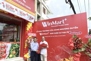 Đại diện WinCommerce chúc mừng anh Nguyễn Hoài Nam - chủ cửa hàng WinMart+ nhượng quyền đầu tiên tại TPHCM