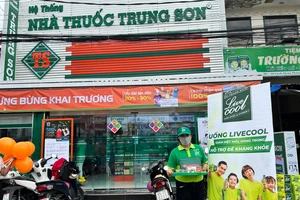 Sủi Livecool tại lễ khai trương Nhà Thuốc Trung Sơn tại Cần Thơ