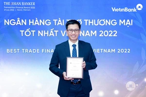 Ông Trần Hoài Nam - Phó giám đốc Khối KHDN kiêm giám đốc Trung tâm Phát triển Giải pháp tài chính khách hàng đại diện VietinBank nhận giải thưởng