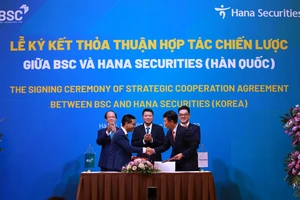 Đại diện lãnh đạo BSC và Hana Securities bắt tay sau khi ký thỏa thuận hợp tác chiến lược