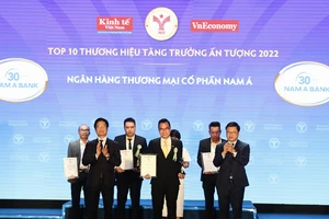 Nam Á Bank vinh dự nhận giải thưởng “Top 10 thương hiệu tăng trưởng ấn tượng 2022”