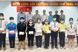 Đại diện Ủy ban MTTQ các cấp và nhà tài trợ chụp hình lưu niệm cùng các em HS-SV được nhận học bổng