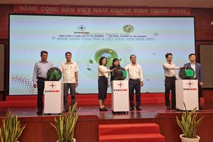 Các đại biểu thực hiện nghi thức “Phát động phong trào cùng thực hiện tiết kiệm điện năm 2023”