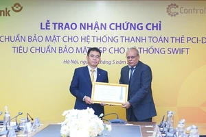 Ông Hồ Nam Tiến – Phó Chủ tịch HĐQT, quyền Tổng giám đốc LPBank nhận chứng chỉ Tiêu chuẩn bảo mật CSP cho hệ thống SWIFT