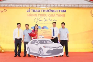 Khách hàng Trần Thị Lành nhận giải đặc biệt là 1 xe ô tô Toyota Camry 2023 trị giá trên 1,1 tỷ đồng