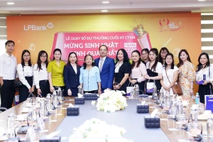 Lễ quay số trúng thưởng “Mừng sinh nhật – Rinh quà chất” có sự tham gia của lãnh đạo LPBank và sự chứng kiến của các khách hàng