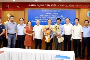 HTV và SAIGONBANK trao tặng phim tài liệu quý cho Ban Tuyên giáo Thành ủy TPHCM