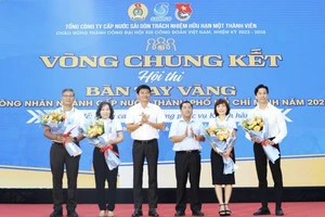 Ông Dương Hồng Nhân, Bí thư Đảng ủy SAWACO và ông Trần Quang Minh, Tổng Giám đốc SAWACO tặng hoa đến Ban giám khảo hội thi