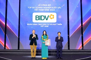 Đại diện BIDV nhận giải thưởng Top 50 doanh nghiệp xuất sắc Việt Nam năm 2023