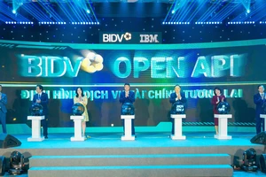 Đại diện BIDV và đối tác cùng thực hiện nghi thức ra mắt hệ thống BIDV Open API