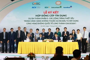 Ông Đoàn Việt Nam, Phó TGĐ BIDV kiêm Giám đốc CN Sở Giao dịch 1 - cùng đại diện Vietcombank, VietinBank ký Hợp đồng tín dụng với ACV